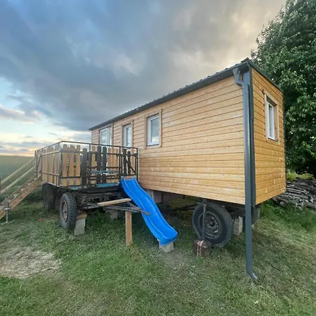 Κάμπινγκ Familienurlaub Im Tiny House Auf Dem Bauernhof